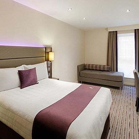 Premier Inn London Wimbledon South ภายนอก รูปภาพ