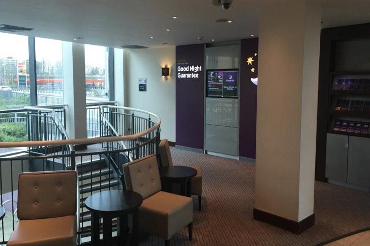 Premier Inn London Wimbledon South ภายนอก รูปภาพ