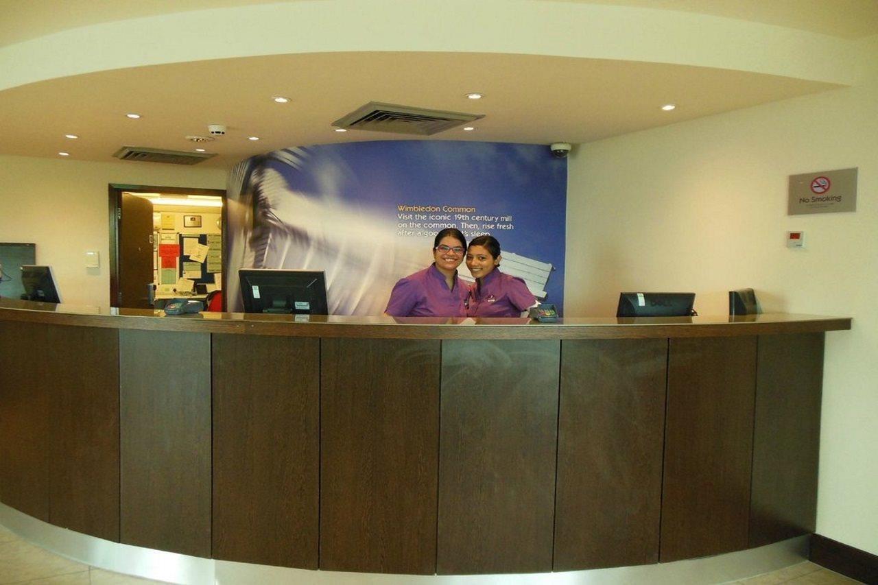 Premier Inn London Wimbledon South ภายนอก รูปภาพ