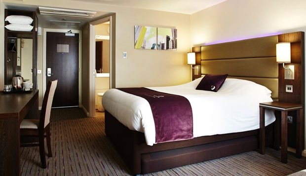 Premier Inn London Wimbledon South ภายนอก รูปภาพ